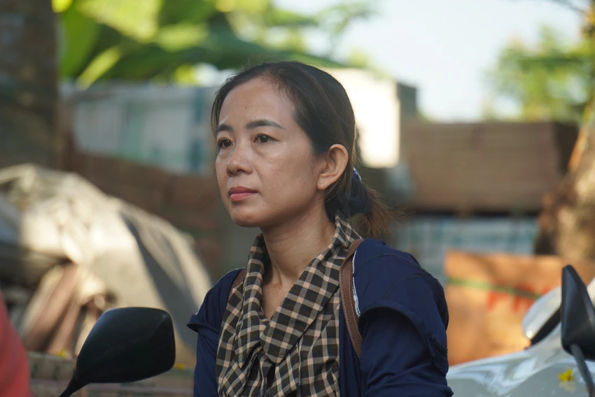 Vẻ mặt hồi hộp của chị Nhàn sau khi con vào phòng thi. Ảnh: HẢI HIẾU Vẻ mặt hồi hộp của chị Nhàn sau khi con vào phòng thi. Ảnh: HẢI HIẾU