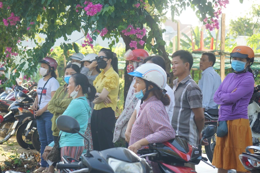 Phụ huynh lo lắng đứng đợi sau khi con vào phòng thi. Ảnh: HẢI HIẾU Phụ huynh lo lắng đứng đợi sau khi con vào phòng thi. Ảnh: HẢI HIẾU