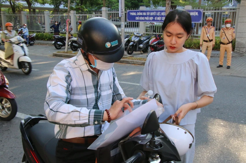 Phụ huynh chở con đến điểm thi sáng 28-6. Ảnh: HẢI HIẾU Phụ huynh chở con đến điểm thi sáng 28-6. Ảnh: HẢI HIẾU