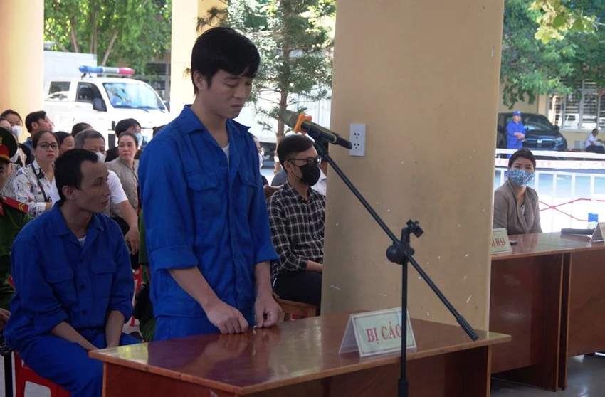 Bị cáo Lê Phú Cao (đứng) tại phiên xét xử. Ảnh: HẢI HIẾU Bị cáo Lê Phú Cao (đứng) tại phiên xét xử. Ảnh: HẢI HIẾU