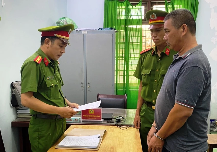 Công an thực hiện lệnh bắt tạm giam nghi phạm Chiến. Ảnh: H.H Công an thực hiện lệnh bắt tạm giam nghi phạm Chiến. Ảnh: H.H