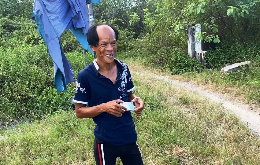 Anh Châu nở nụ cười sau khi nhận CCCD. Ảnh: HẢI HIẾU Anh Châu nở nụ cười sau khi nhận CCCD. Ảnh: HẢI HIẾU