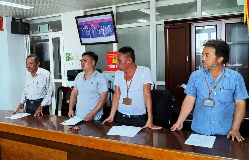 Bốn nghi phạm bị khởi tố về tội môi giới hối lộ. Ảnh: H.H