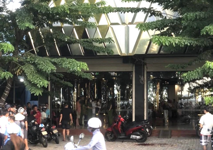 Lực lượng chức năng khám nghiệm hiện trường. Ảnh: H.H Lực lượng chức năng khám nghiệm hiện trường. Ảnh: H.H