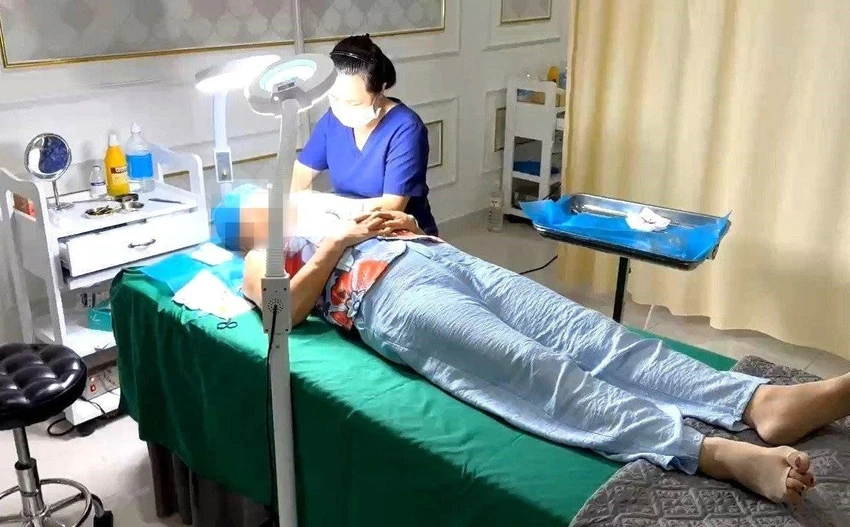 Công an bắt quả tang nhân viên dọn dẹp đang phẫu thuật cho khách. Ảnh: H.H Công an bắt quả tang nhân viên dọn dẹp đang phẫu thuật cho khách. Ảnh: H.H