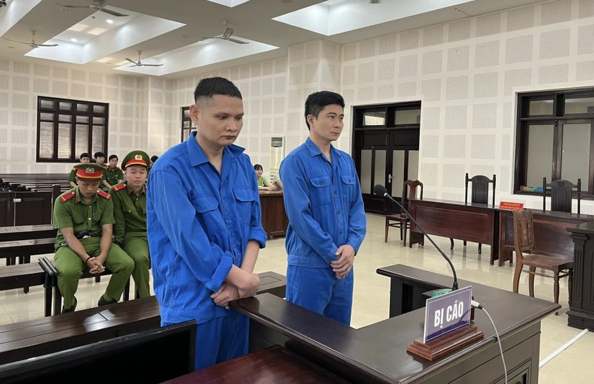 Hai bị cáo tại phiên tòa. Ảnh: H.H Hai bị cáo tại phiên tòa. Ảnh: H.H