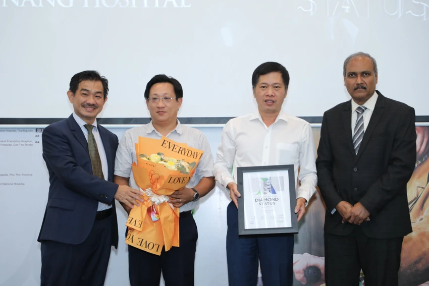 Chủ tịch Hội Đột quỵ thế giới, GS-BS Jeyaraj Durai Pandian cùng Phó chủ tịch Hội Đột quỵ Việt Nam, PGS-BS Nguyễn Huy Thắng trao "chứng nhận điều trị chuẩn kim cương” cho BV Đà Nẵng.