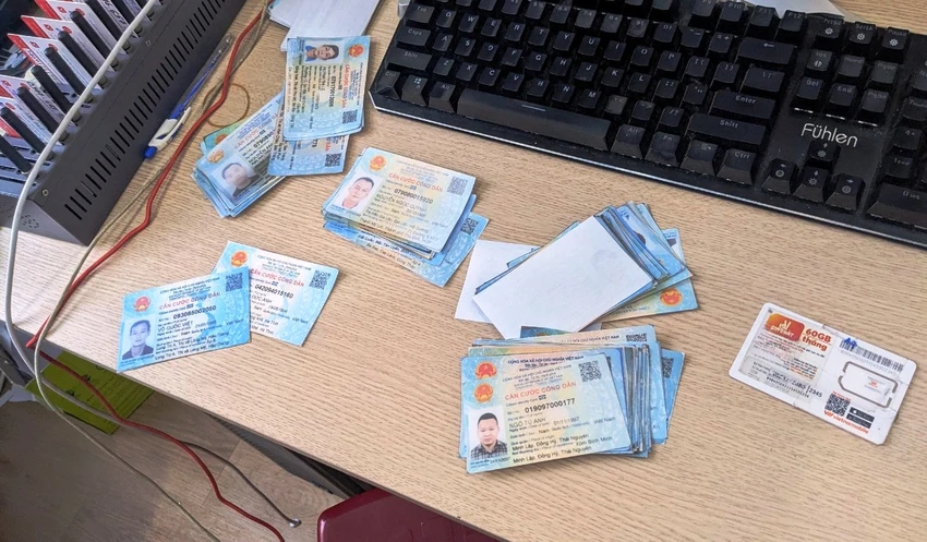 Các thông tin cá nhân được in ra, nhân viên nhập trên máy tính để đăng ký tài khoản ngân hàng trực tuyến. Ảnh: Công an cung cấp Các thông tin cá nhân được in ra, nhân viên nhập trên máy tính để đăng ký tài khoản ngân hàng trực tuyến. Ảnh: Công an cung cấp