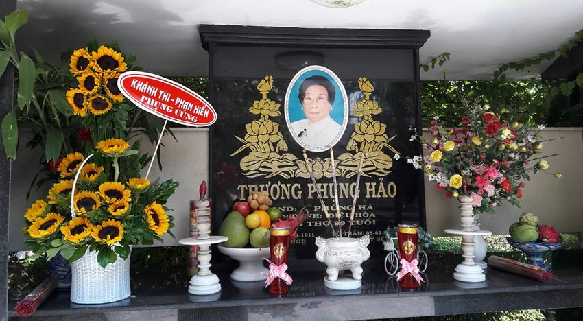 Đông đảo giới nghệ sĩ quy tụ về lễ tưởng niệm NSND Phùng Há
