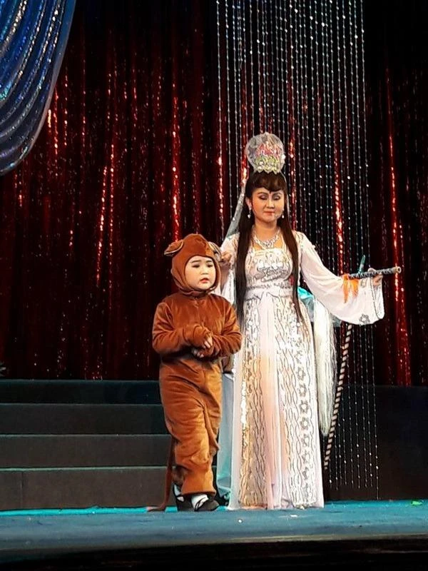 Bé Kim Thư và dì ruột Lê Thanh Thảo trong trích đoạn Hầu nhi cứu chủ.