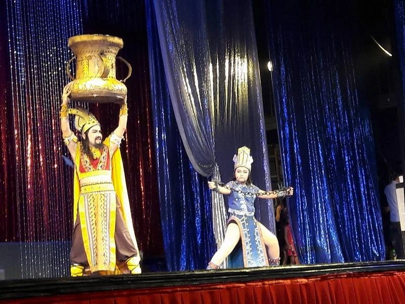 Bé Hồng Quyên và bé Nhựt Đăng trong Chiếc áo thiên nga.