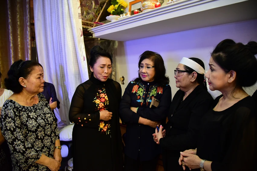 Đông đảo nghệ sĩ, khán giả đến viếng NSND Thanh Tòng ảnh 15 Đông đảo nghệ sĩ, khán giả đến viếng NSND Thanh Tòng ảnh 15