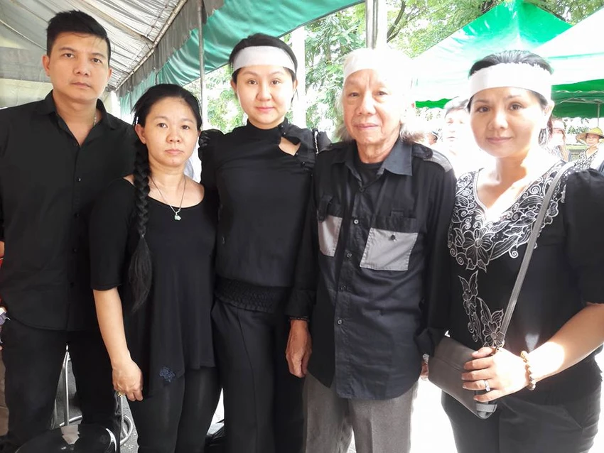 Đông đảo nghệ sĩ, khán giả đến viếng NSND Thanh Tòng ảnh 17 Đông đảo nghệ sĩ, khán giả đến viếng NSND Thanh Tòng ảnh 17