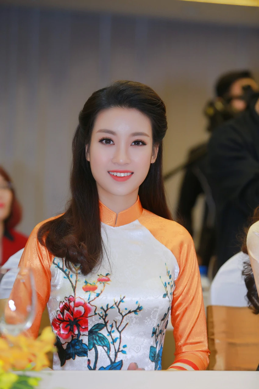Mỹ Linh, Thanh Tú diện áo dài của hoa hậu Ngọc Hân ảnh 3
