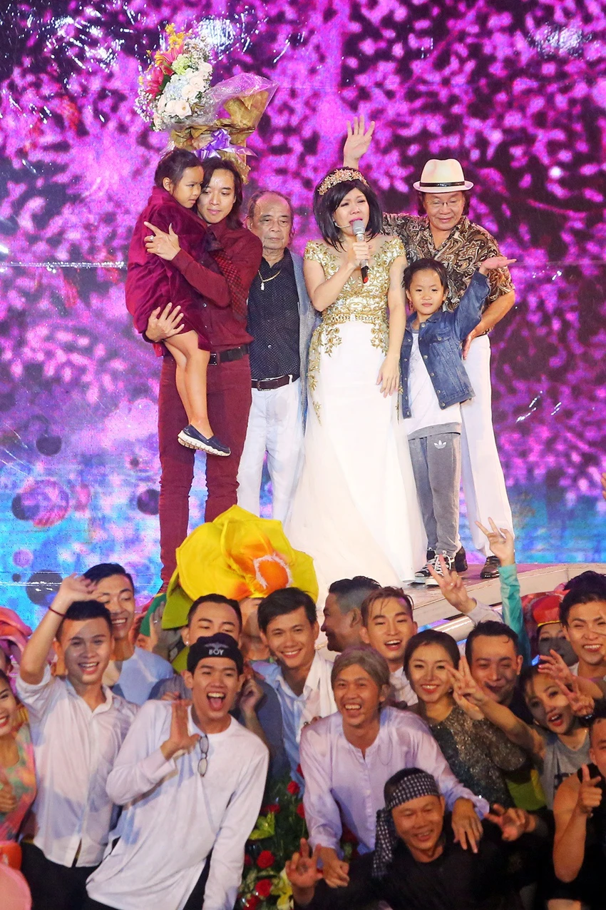 Liveshow Việt Hương: Sự trân trọng khán giả tuyệt vời ảnh 7 Liveshow Việt Hương: Sự trân trọng khán giả tuyệt vời ảnh 7