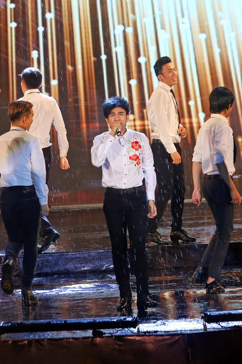 Liveshow Việt Hương: Sự trân trọng khán giả tuyệt vời ảnh 6 Liveshow Việt Hương: Sự trân trọng khán giả tuyệt vời ảnh 6