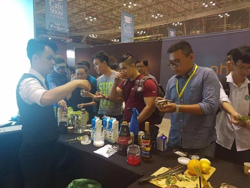 Pha chế thức uống tại Café show.