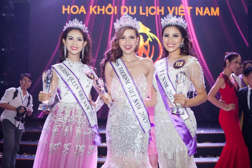 Nguyễn Thị Thành bìa phải khi đăng quang á khôi 1 "Hoa khôi du lịch Việt Nam 2017"