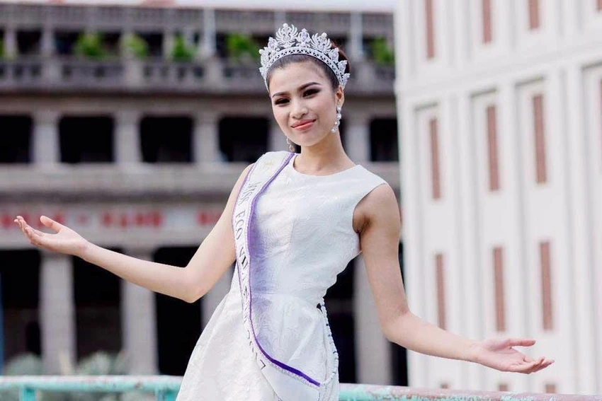 Hình ảnh Nguyễn Thị Thành đeo dãy băng "From Vietnam" 