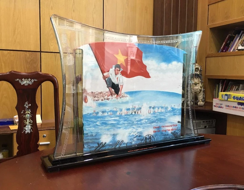 Khởi động đấu giá tranh cát 'Gạc Ma-vòng tròn bất tử' ảnh 2 Mặt trước bức tranh với hình ảnh các chiến sĩ quyết tử bảo vệ chủ quyền biển đảo của Tổ quốc.