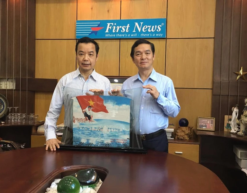 Khởi động đấu giá tranh cát 'Gạc Ma-vòng tròn bất tử' ảnh 1 Hai đại diện của chương trình Hành trình Người Việt và Tâm hồn cao thượng sẽ mang bức tranh đến Seoul vào ngày 9-4.