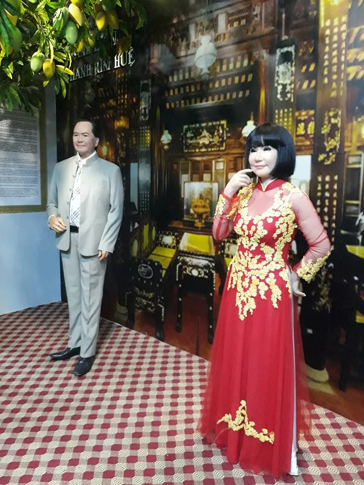 Các nghệ sĩ thích thú ngắm mình qua tượng sáp ảnh 6 Các nghệ sĩ thích thú ngắm mình qua tượng sáp ảnh 6