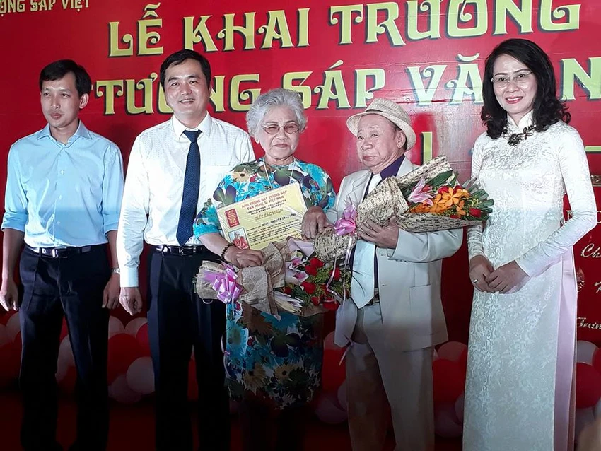 Các nghệ sĩ thích thú ngắm mình qua tượng sáp ảnh 2 Các nghệ sĩ thích thú ngắm mình qua tượng sáp ảnh 2
