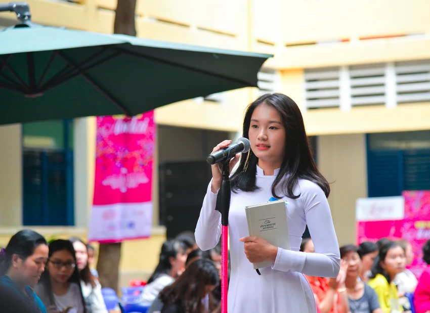 Nữ sinh khoe khéo nét duyên trong tà áo dài ảnh 11 Nữ sinh khoe khéo nét duyên trong tà áo dài ảnh 11