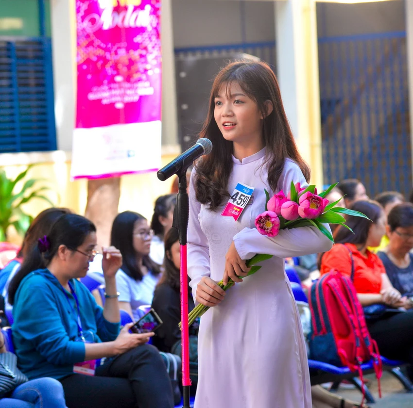 Nữ sinh khoe khéo nét duyên trong tà áo dài ảnh 13 Nữ sinh khoe khéo nét duyên trong tà áo dài ảnh 13