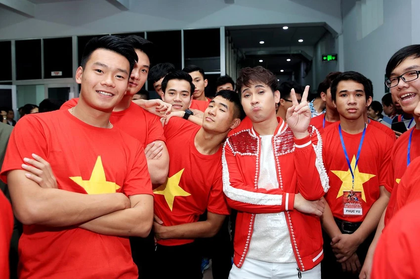 Nguyên Vũ hào hứng khoe ảnh với Mỹ Tâm và U-23 ảnh 8 Nguyên Vũ hào hứng khoe ảnh với Mỹ Tâm và U-23 ảnh 8