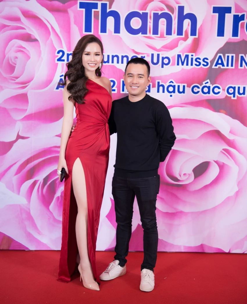 Thanh Trang với nhà thiết kế Lê Thanh Hòa và trang phục của anh.