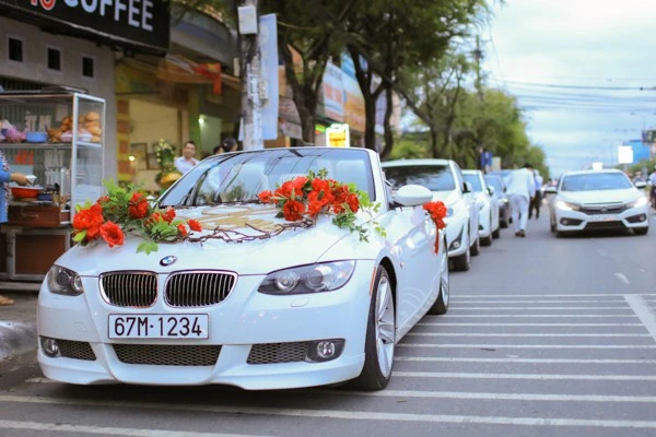 Hoa hậu Đặng Thu Thảo lên xe hoa trong ngày mưa bão ảnh 2 Hoa hậu Đặng Thu Thảo lên xe hoa trong ngày mưa bão ảnh 2