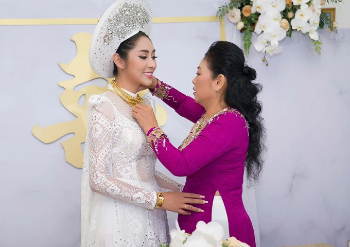 Hoa hậu Đặng Thu Thảo lên xe hoa trong ngày mưa bão ảnh 4 Hoa hậu Đặng Thu Thảo lên xe hoa trong ngày mưa bão ảnh 4