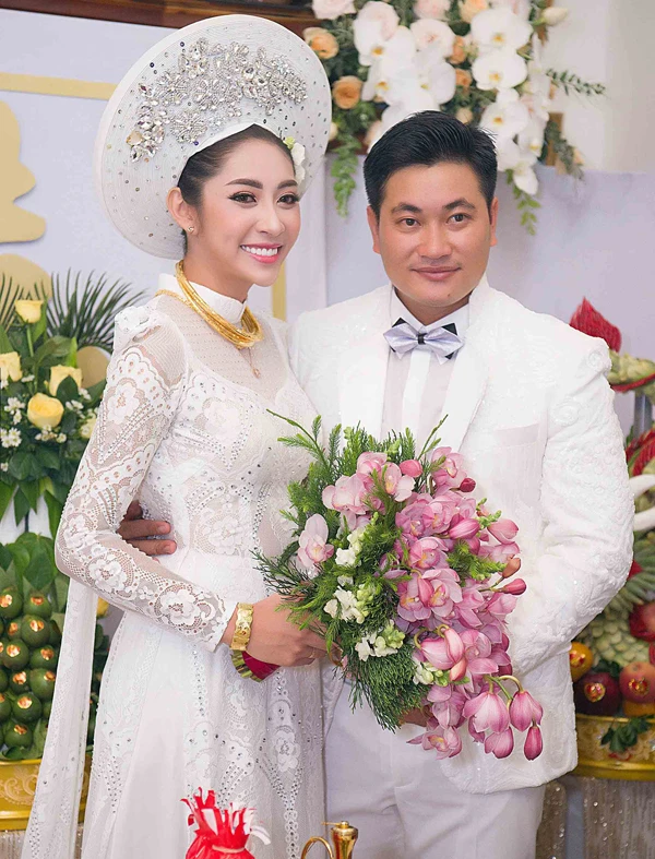 Hoa hậu Đặng Thu Thảo lên xe hoa trong ngày mưa bão ảnh 6 Hoa hậu Đặng Thu Thảo lên xe hoa trong ngày mưa bão ảnh 6