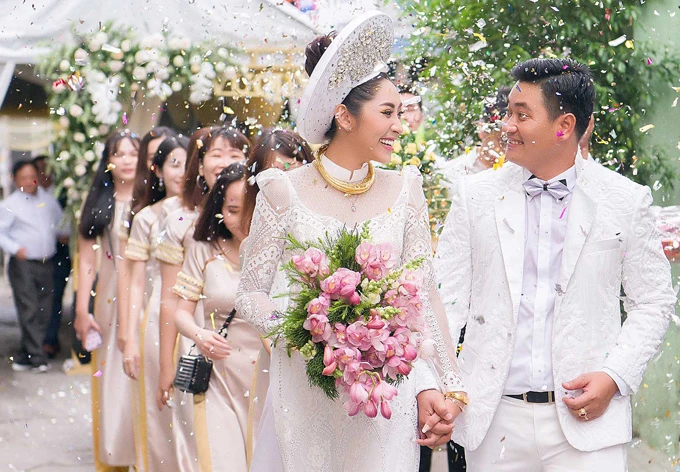 Hoa hậu Đặng Thu Thảo lên xe hoa trong ngày mưa bão ảnh 7 Hoa hậu Đặng Thu Thảo lên xe hoa trong ngày mưa bão ảnh 7