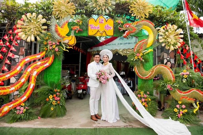 Hoa hậu Đặng Thu Thảo lên xe hoa trong ngày mưa bão ảnh 9 Hoa hậu Đặng Thu Thảo lên xe hoa trong ngày mưa bão ảnh 9
