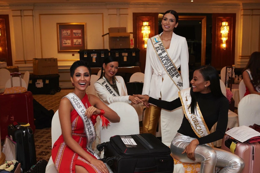 H’Hen Niê gây chú ý tại Miss Universe với dải băng đỏ trên tay ảnh 6 H’Hen Niê gây chú ý tại Miss Universe với dải băng đỏ trên tay ảnh 6