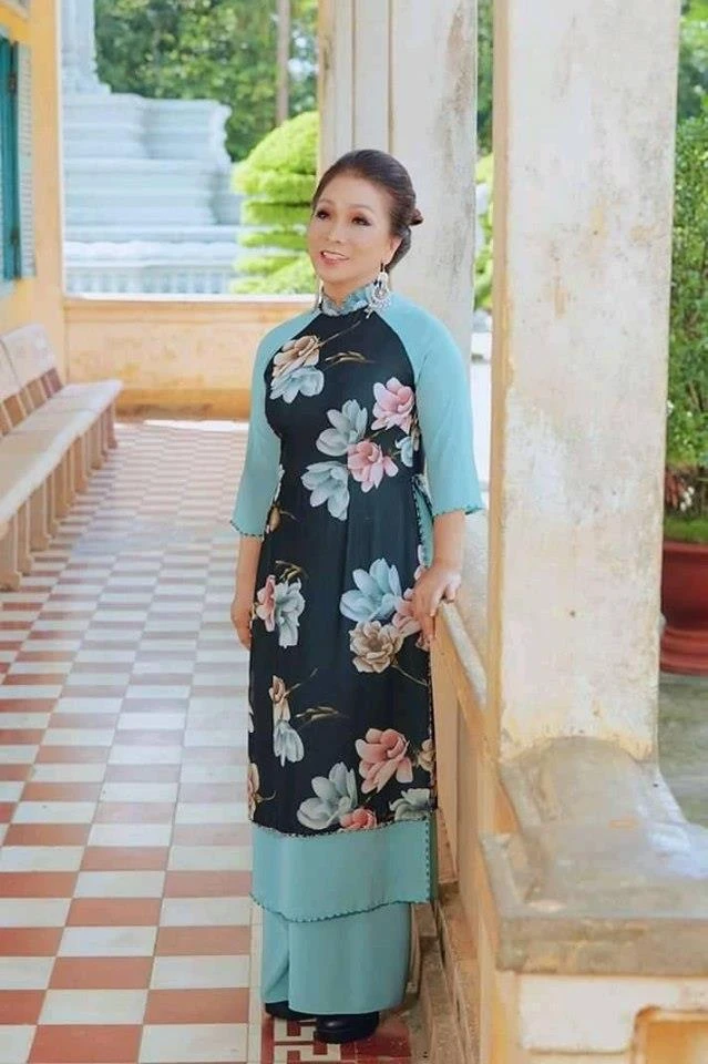 Nghệ sĩ Bạch Tuyết gây ấn tượng với những bộ áo dài độc đáo ảnh 2 Nghệ sĩ Bạch Tuyết gây ấn tượng với những bộ áo dài độc đáo ảnh 2