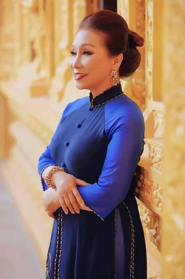 Nghệ sĩ Bạch Tuyết gây ấn tượng với những bộ áo dài độc đáo ảnh 3 Nghệ sĩ Bạch Tuyết gây ấn tượng với những bộ áo dài độc đáo ảnh 3