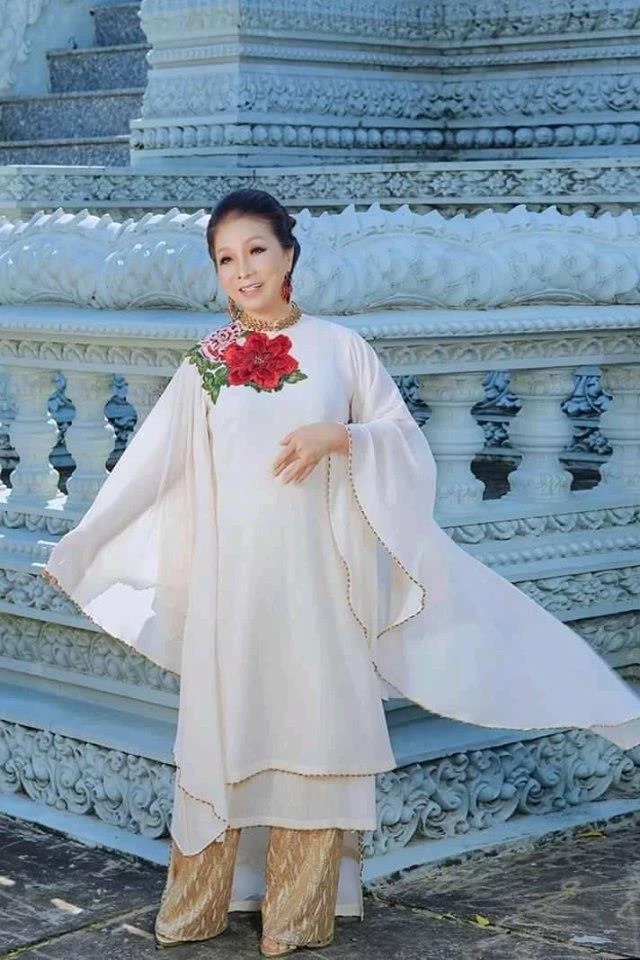 Nghệ sĩ Bạch Tuyết gây ấn tượng với những bộ áo dài độc đáo ảnh 6 Nghệ sĩ Bạch Tuyết gây ấn tượng với những bộ áo dài độc đáo ảnh 6