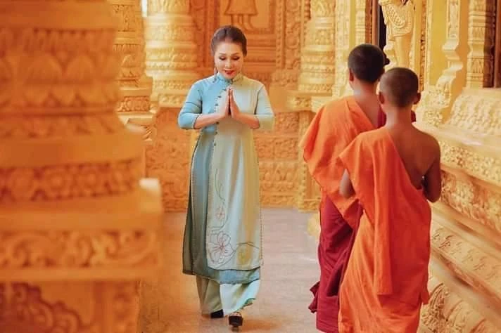 Nghệ sĩ Bạch Tuyết gây ấn tượng với những bộ áo dài độc đáo ảnh 4 Nghệ sĩ Bạch Tuyết gây ấn tượng với những bộ áo dài độc đáo ảnh 4