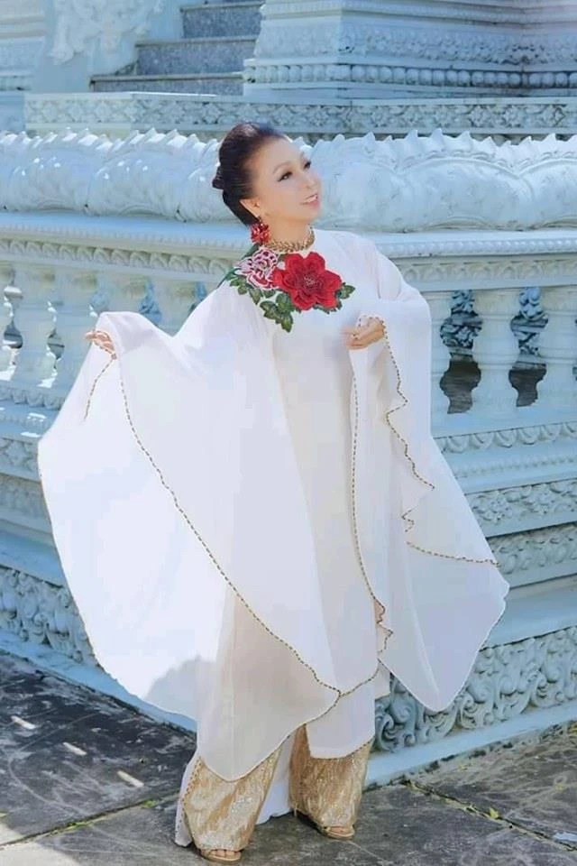 Nghệ sĩ Bạch Tuyết gây ấn tượng với những bộ áo dài độc đáo ảnh 7 Nghệ sĩ Bạch Tuyết gây ấn tượng với những bộ áo dài độc đáo ảnh 7