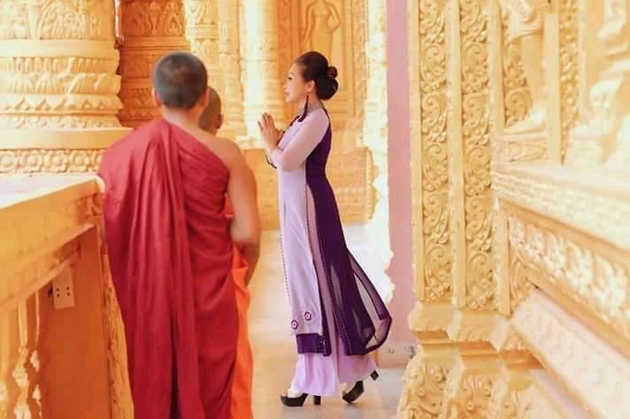 Nghệ sĩ Bạch Tuyết gây ấn tượng với những bộ áo dài độc đáo ảnh 5 Nghệ sĩ Bạch Tuyết gây ấn tượng với những bộ áo dài độc đáo ảnh 5