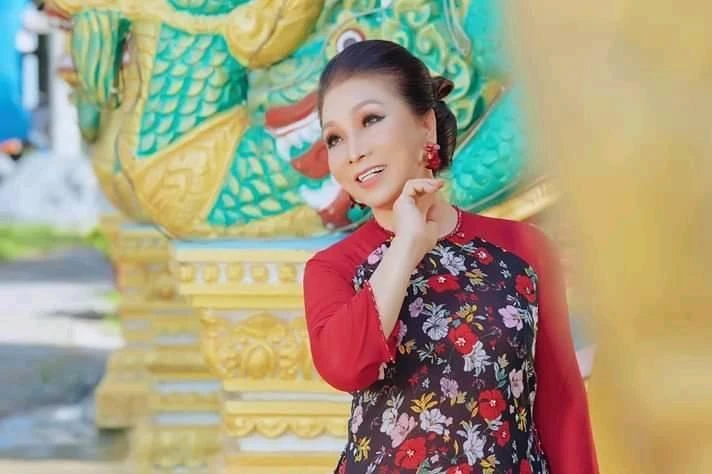 Nghệ sĩ Bạch Tuyết gây ấn tượng với những bộ áo dài độc đáo ảnh 12 Nghệ sĩ Bạch Tuyết gây ấn tượng với những bộ áo dài độc đáo ảnh 12