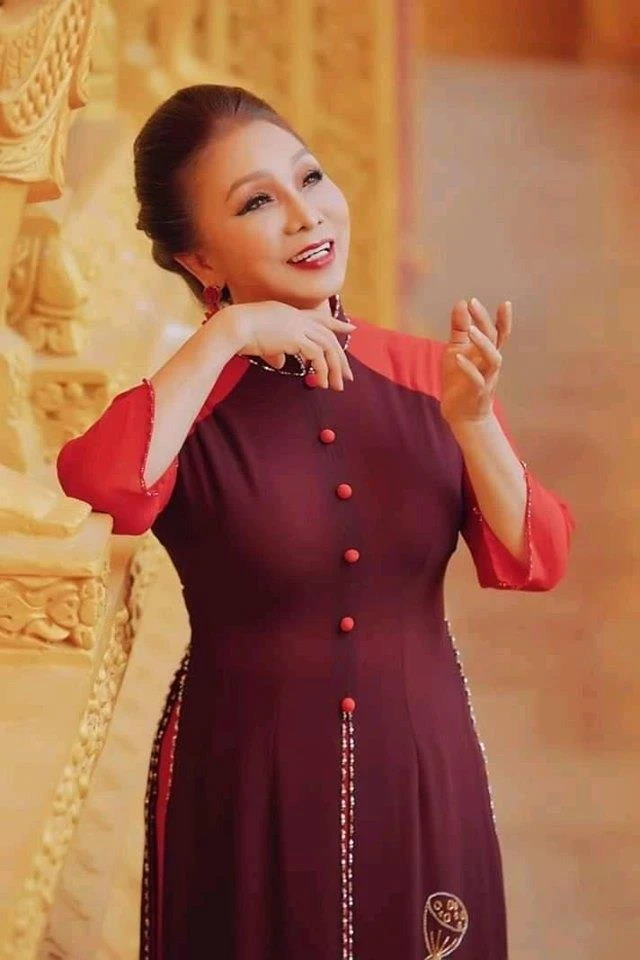 Nghệ sĩ Bạch Tuyết gây ấn tượng với những bộ áo dài độc đáo ảnh 13 Nghệ sĩ Bạch Tuyết gây ấn tượng với những bộ áo dài độc đáo ảnh 13
