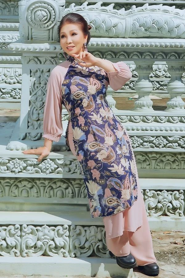 Nghệ sĩ Bạch Tuyết gây ấn tượng với những bộ áo dài độc đáo ảnh 14 Nghệ sĩ Bạch Tuyết gây ấn tượng với những bộ áo dài độc đáo ảnh 14