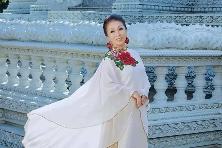 Nghệ sĩ Bạch Tuyết gây ấn tượng với những bộ áo dài độc đáo ảnh 8 Nghệ sĩ Bạch Tuyết gây ấn tượng với những bộ áo dài độc đáo ảnh 8