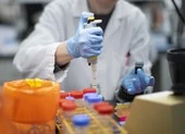 COVID-19: Thuốc điều trị và vaccine ngừa, cái nào sẽ có trước?