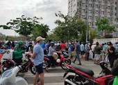 Ngưng nhận tiếp tế, cổng khu cách ly đầy ngập người, hàng 