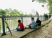 Vô tư tụ tập câu cá trên bờ kè Trường Sa mùa dịch 
